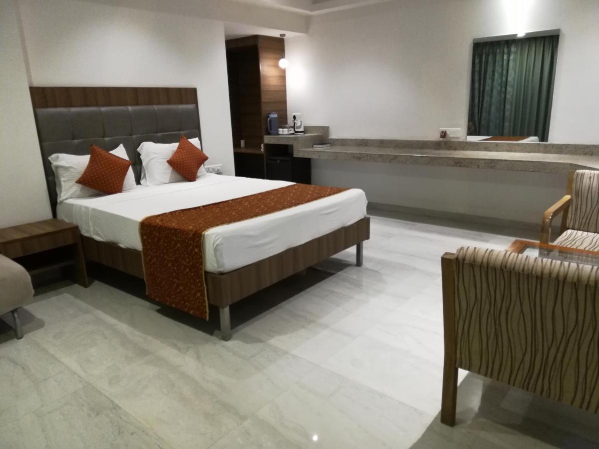 Lake View Resort Lonavala Ngoại thất bức ảnh