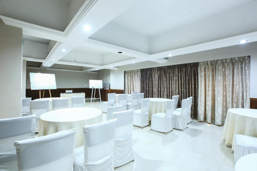 Lake View Resort Lonavala Ngoại thất bức ảnh