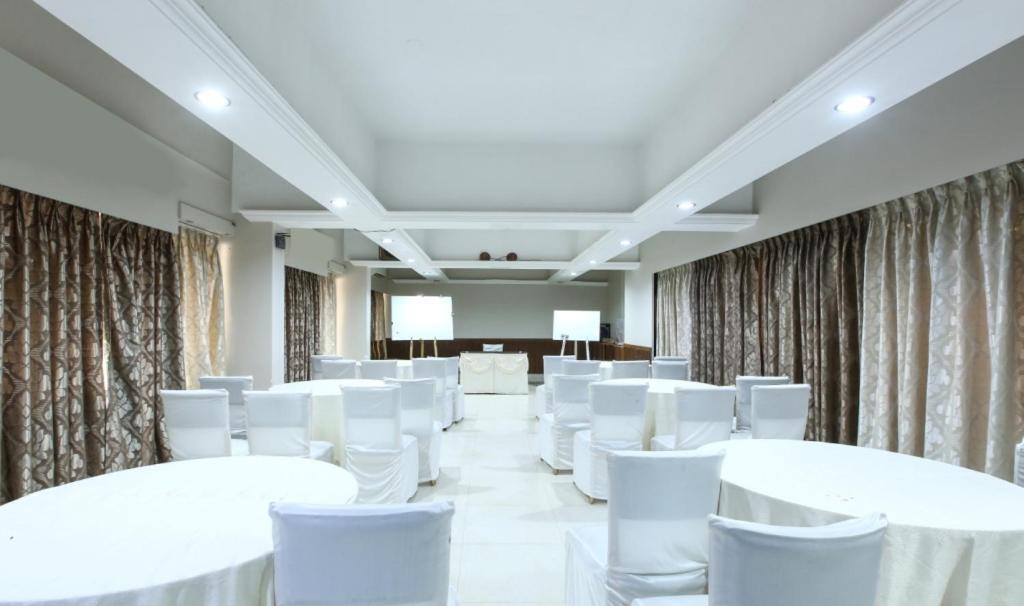 Lake View Resort Lonavala Ngoại thất bức ảnh